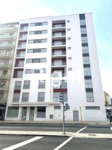 Apartamento T2 com garagem em empreendimento novo nas Laranjeiras