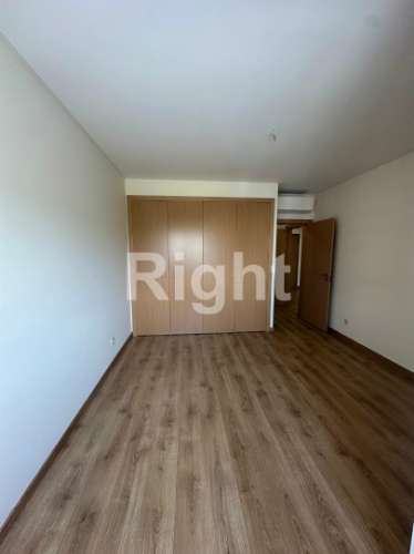 Apartamento T2 com garagem em empreendimento novo nas Laranjeiras