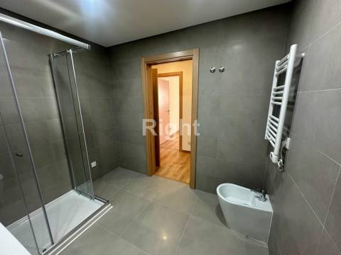 Apartamento T2 com garagem em empreendimento novo nas Laranjeiras