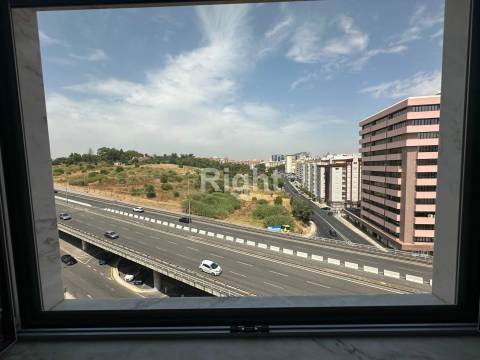 Apartamento T2 com garagem em empreendimento novo nas Laranjeiras