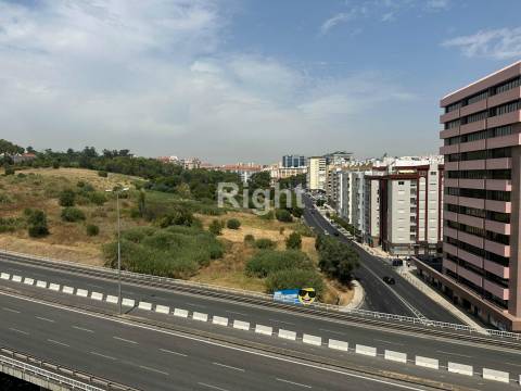 Apartamento T2 com garagem em empreendimento novo nas Laranjeiras