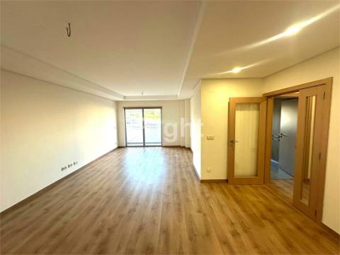 Apartamento T2 com garagem em empreendimento novo nas Laranjeiras