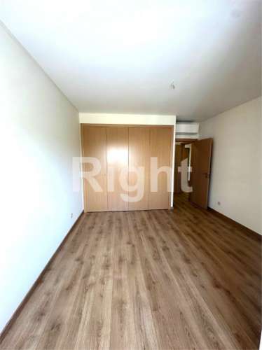 Apartamento T2 com garagem em empreendimento novo nas Laranjeiras