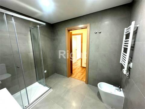 Apartamento T2 com garagem em empreendimento novo nas Laranjeiras