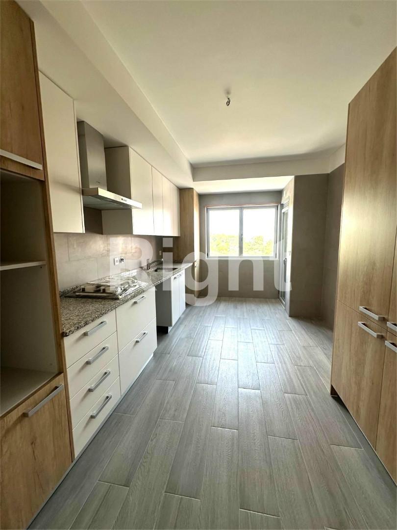 Apartamento T2 com garagem em empreendimento novo nas Laranjeiras