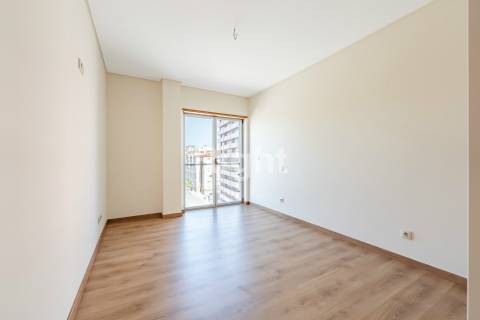 Apartamento T3 com garagem em empreendimento novo nas Laranjeiras