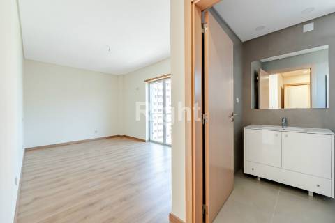 Apartamento T3 com garagem em empreendimento novo nas Laranjeiras