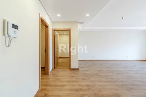 Apartamento T3 com garagem em empreendimento novo nas Laranjeiras