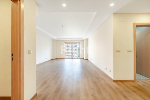 Apartamento T3 com garagem em empreendimento novo nas Laranjeiras