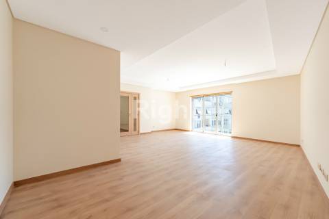 Apartamento T3 com garagem em empreendimento novo nas Laranjeiras