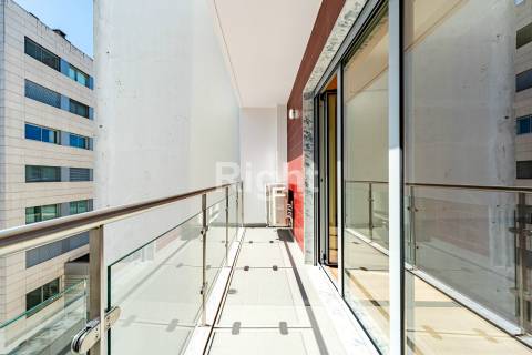 Apartamento T3 com garagem em empreendimento novo nas Laranjeiras