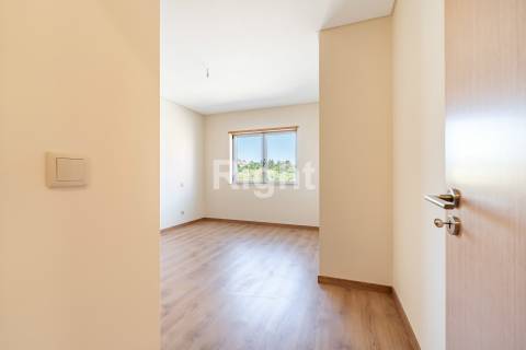 Apartamento T3 com garagem em empreendimento novo nas Laranjeiras