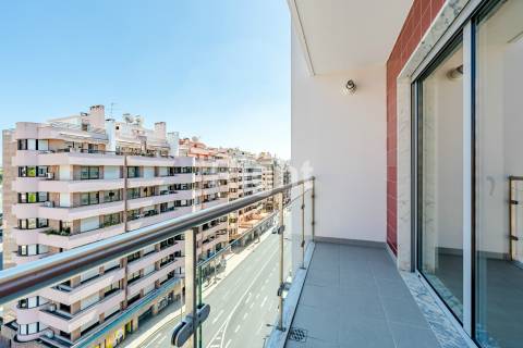 Apartamento T3 com garagem em empreendimento novo nas Laranjeiras