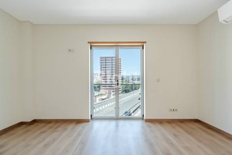 Apartamento T3 com garagem em empreendimento novo nas Laranjeiras