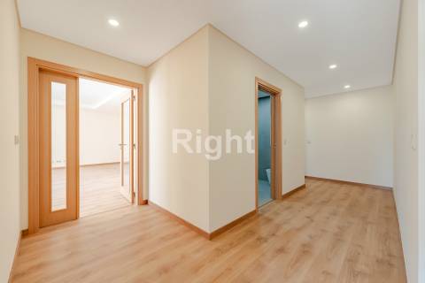 Apartamento T3 com garagem em empreendimento novo nas Laranjeiras