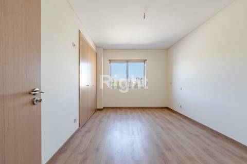 Apartamento T3 com garagem em empreendimento novo nas Laranjeiras