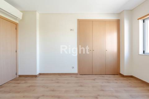 Apartamento T3 com garagem em empreendimento novo nas Laranjeiras