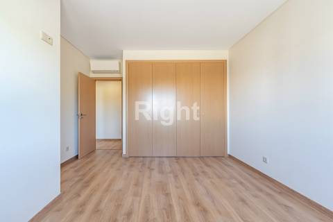 Apartamento T3 com garagem em empreendimento novo nas Laranjeiras