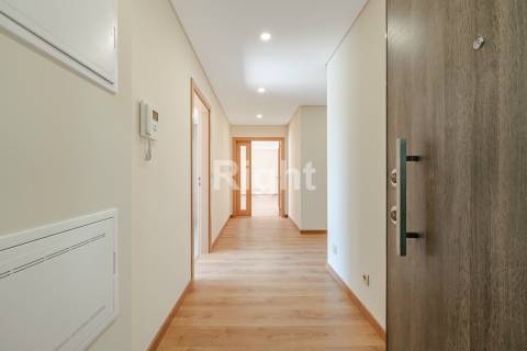 Apartamento T3 com garagem em empreendimento novo nas Laranjeiras