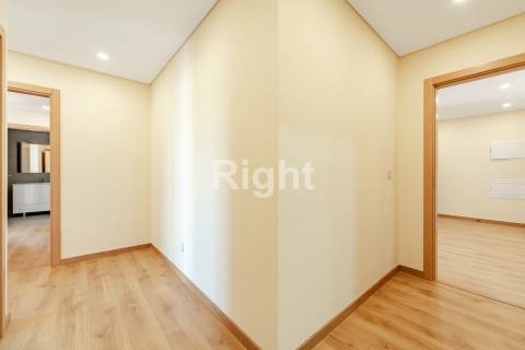 Apartamento T3 com garagem em empreendimento novo nas Laranjeiras