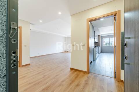 Apartamento T3 com garagem em empreendimento novo nas Laranjeiras