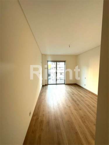 Apartamento T2 com 2 lugares de estacionamento em empreendimento novo nas Laranjeiras