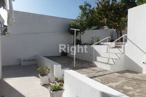 Apartamento T3 para investimento com logradouro em Vila Franca de Xira