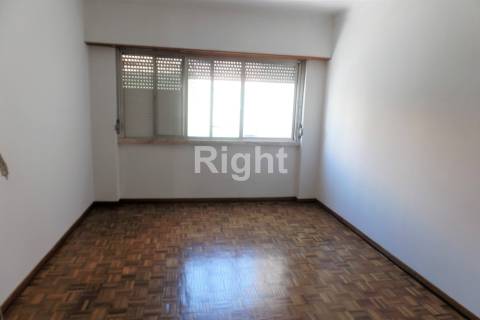 Apartamento T3 para investimento com logradouro em Vila Franca de Xira