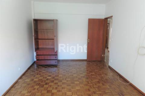 Apartamento T3 para investimento com logradouro em Vila Franca de Xira