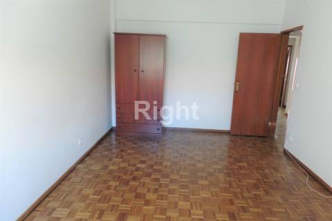 Apartamento T3 para investimento com logradouro em Vila Franca de Xira