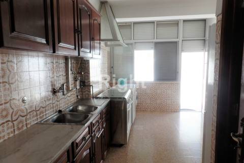 Apartamento T3 para investimento com logradouro em Vila Franca de Xira