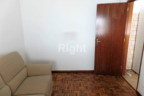 Apartamento T3 para investimento com logradouro em Vila Franca de Xira