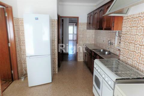 Apartamento T3 para investimento com logradouro em Vila Franca de Xira