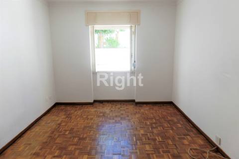 Apartamento T3 para investimento com logradouro em Vila Franca de Xira