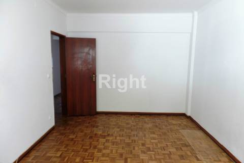 Apartamento T3 para investimento com logradouro em Vila Franca de Xira