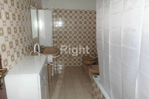 Apartamento T3 para investimento com logradouro em Vila Franca de Xira