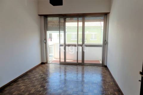 Apartamento T3 para investimento com logradouro em Vila Franca de Xira