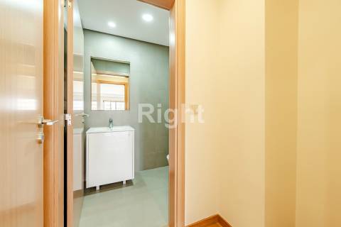 Apartamento T3 com garagem em empreendimento novo nas Laranjeiras