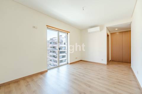 Apartamento T3 com garagem em empreendimento novo nas Laranjeiras