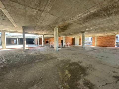 Armazém para Venda no Prior Velho – Excelente Localização e Potencial de Requalificação