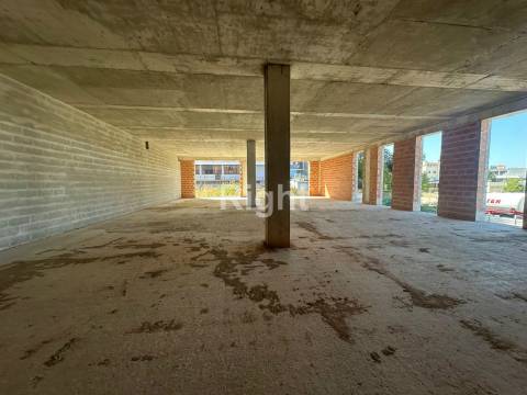 Armazém para Venda no Prior Velho – Excelente Localização e Potencial de Requalificação