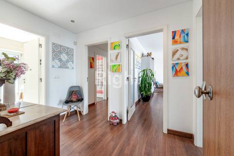 Apartamento T2 com 2 lugares de estacionamento e arrecadação