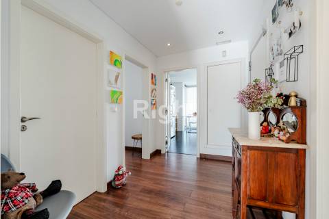 Apartamento T2 com 2 lugares de estacionamento e arrecadação