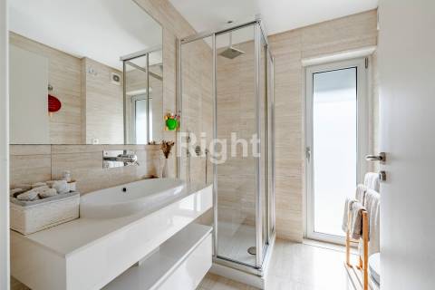 Apartamento T2 com 2 lugares de estacionamento e arrecadação