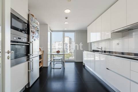 Apartamento T2 com 2 lugares de estacionamento e arrecadação