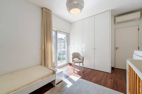 Apartamento T2 com 2 lugares de estacionamento e arrecadação