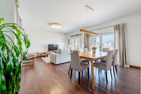 Apartamento T2 com 2 lugares de estacionamento e arrecadação