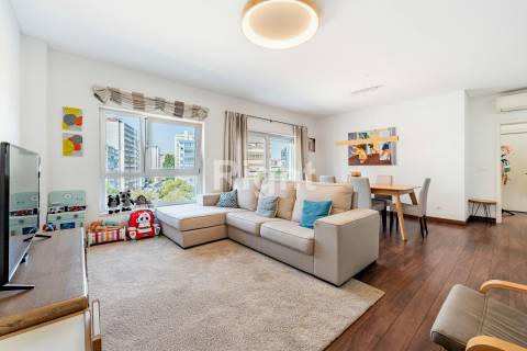 Apartamento T2 com 2 lugares de estacionamento e arrecadação