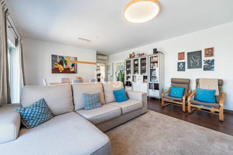 Apartamento T2 com 2 lugares de estacionamento e arrecadação