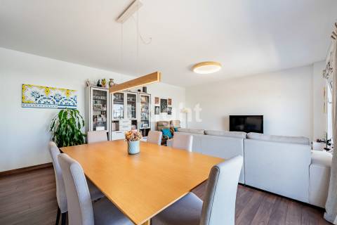 Apartamento T2 com 2 lugares de estacionamento e arrecadação